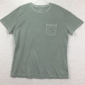 Vineyard Vines Men’s Size Large Pocket Tee.